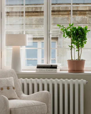 Bordslampa med lampskärm och stomme i tyg