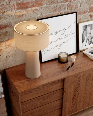 Trendig bordslampa i beige linnetyg