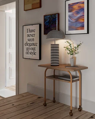Bordslampa med stomme och skärm med randig design