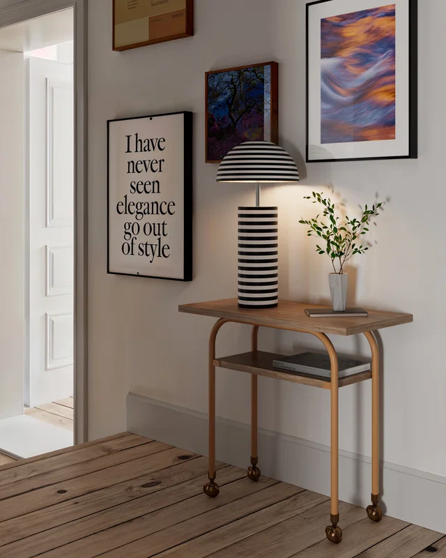 Bordslampa med stomme och skärm med randig design
