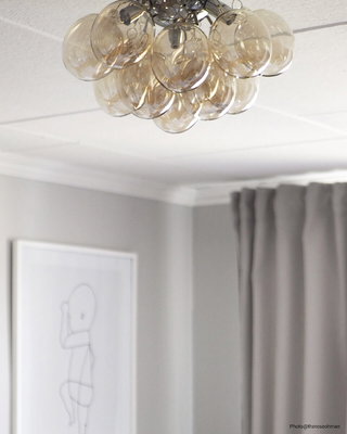 Plafond med glaskulor i en amber färg