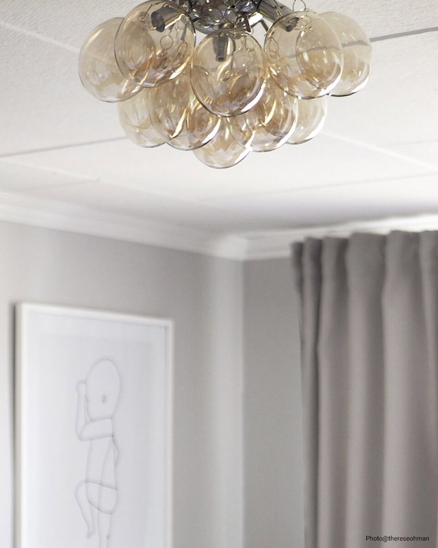 Plafond med glaskulor i en amber färg