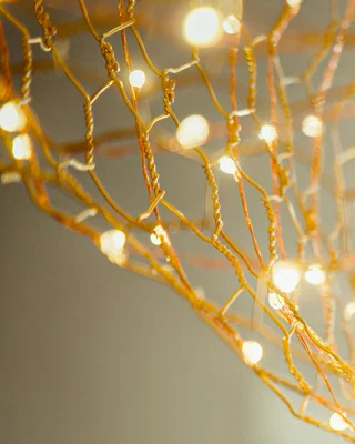 Taklampa i guld med inbyggd LED-teknik