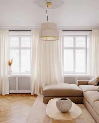 Lyxig taklampa i glas och mässing i vardagsrum