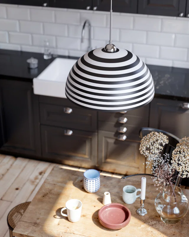 Randig belysning i svart och vitt