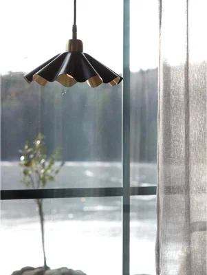 Veckad fönsterlampa i svart/mässing