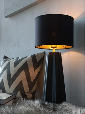 Bordslampa i svart och mässing