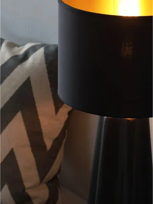Bordslampa i svart och mässing