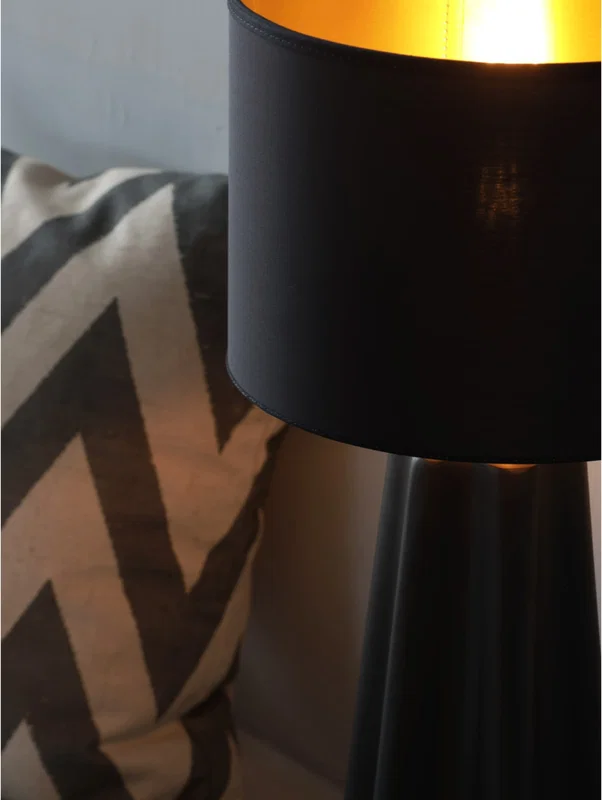 Bordslampa i svart och mässing