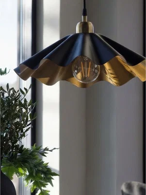 Plisserad taklampa i metall - kökslampa