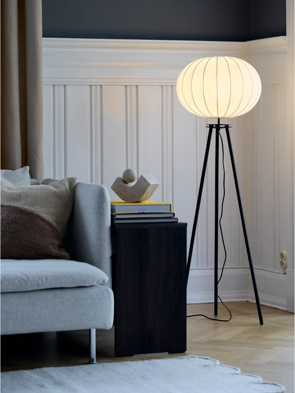 Base Golvlampa - ett trebent stativ
