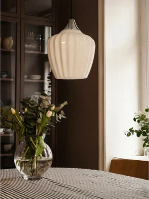 Vit taklampa i glas