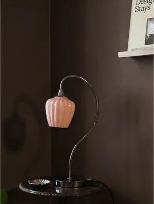 Bordslampa med lampskärm formad som en blomma