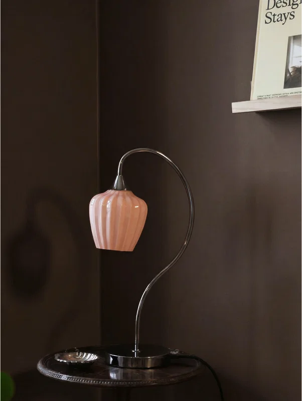 Bordslampa med lampskärm formad som en blomma