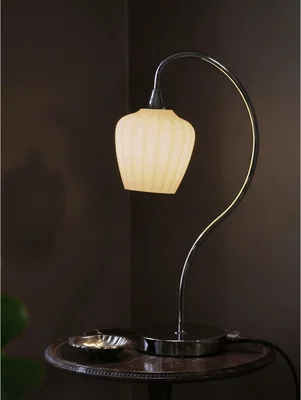 Bordslampa med aprikos glasskärm