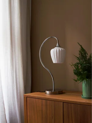 Bordslampa med lampskärm i glas