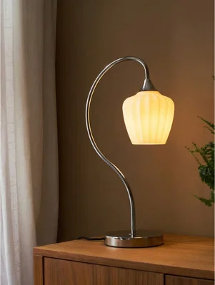 Bordslampa med blomformad lampskärm