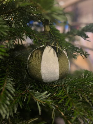 Julkulor i grön sammet