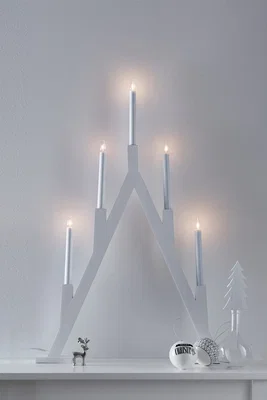 Raka ljusstakar med klassisk design