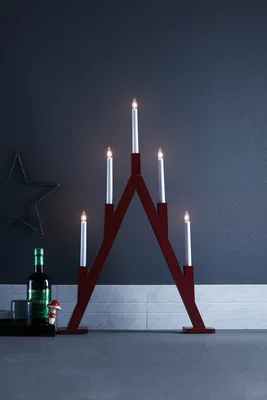 Hög ljusstake i rött trä