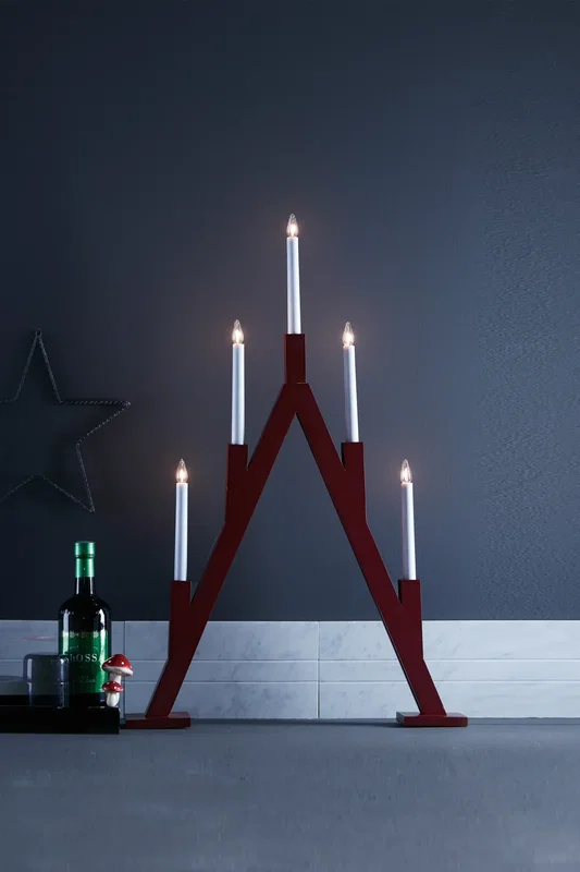 Hög ljusstake i rött trä