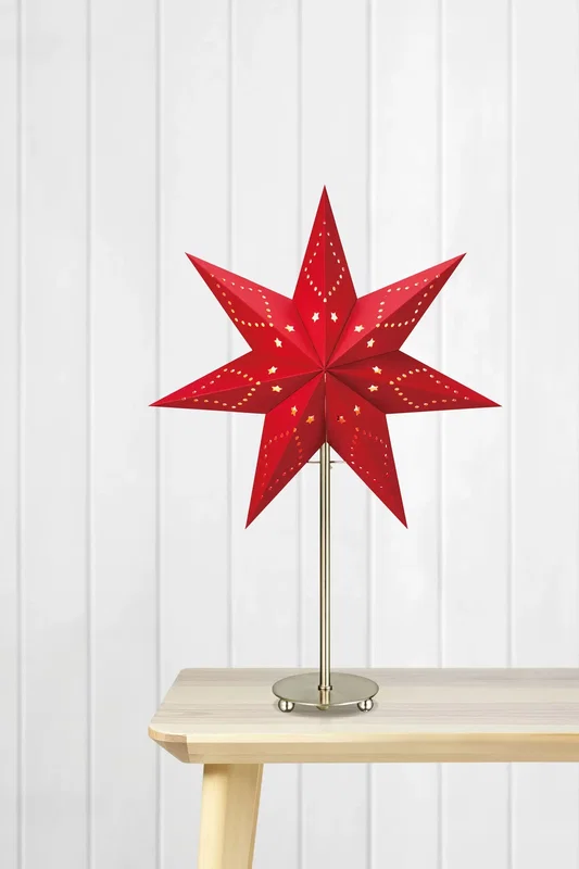 liten röd julstjärna på fot