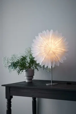 Större julstjärna på enkel lampfot