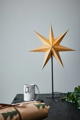 Guldig julstjärna på fot