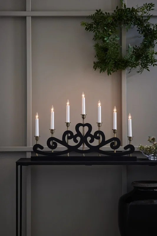 Svart adventsljusstake med mässingsdetaljer