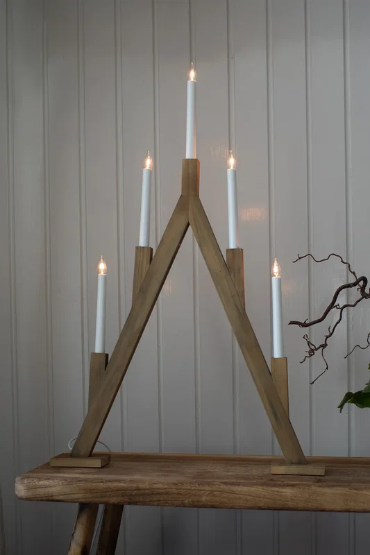 Hög ljusstake i trä
