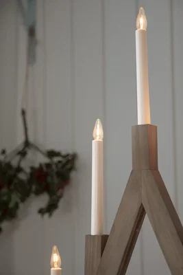 Adventsljusstakar i gediget betsat trä