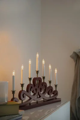Röda, klassiska adventsljusstakar