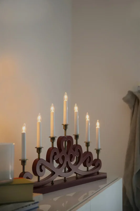 Röda, klassiska adventsljusstakar