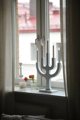 Klassisk hög vit ljusstake i trä