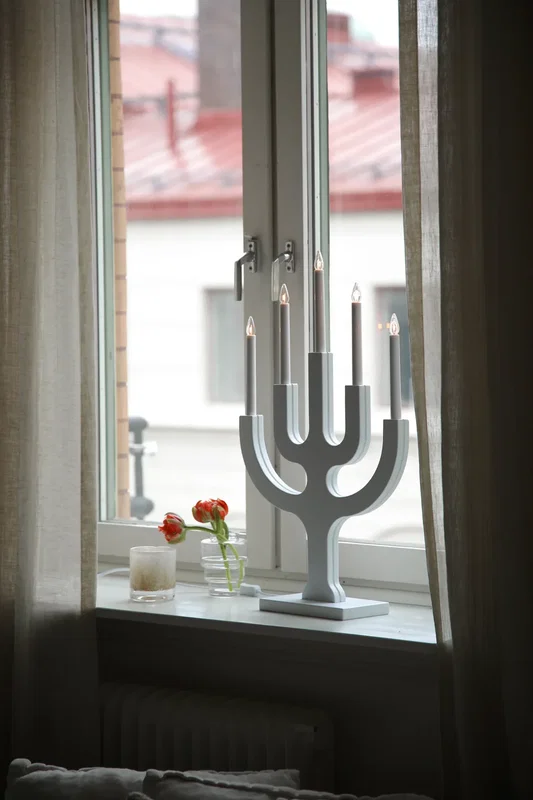 Klassisk hög vit ljusstake i trä