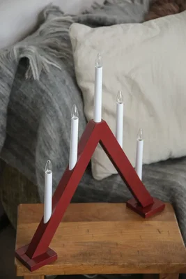 Röda, klassiska adventsljusstakar