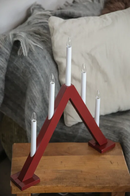 Röda, klassiska adventsljusstakar