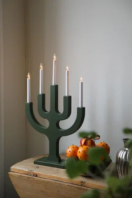 Gröna adventsljusstakar och juldekorationer