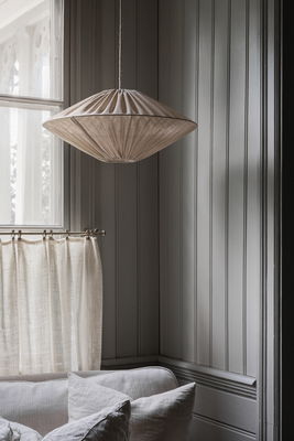 Beige taklampa i sovrum