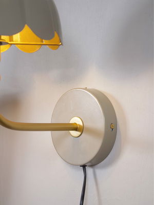 Wells vägglampa beige