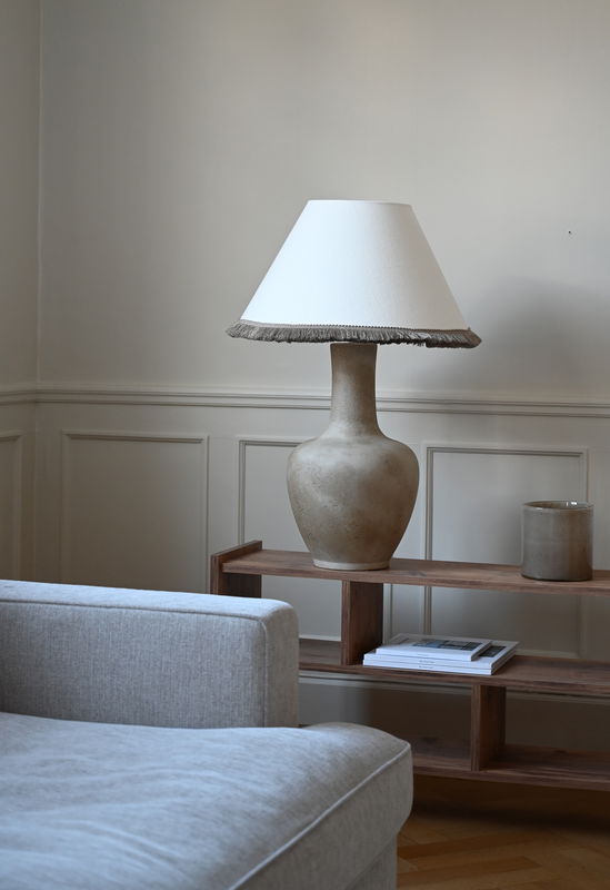 Carolin Skärm Frans med Dilbar lampfot