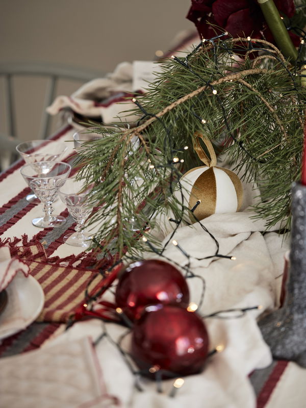 Julkulor i guld sammet