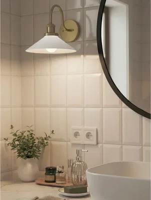 August Vägglampa IP23 Mässing/Opal