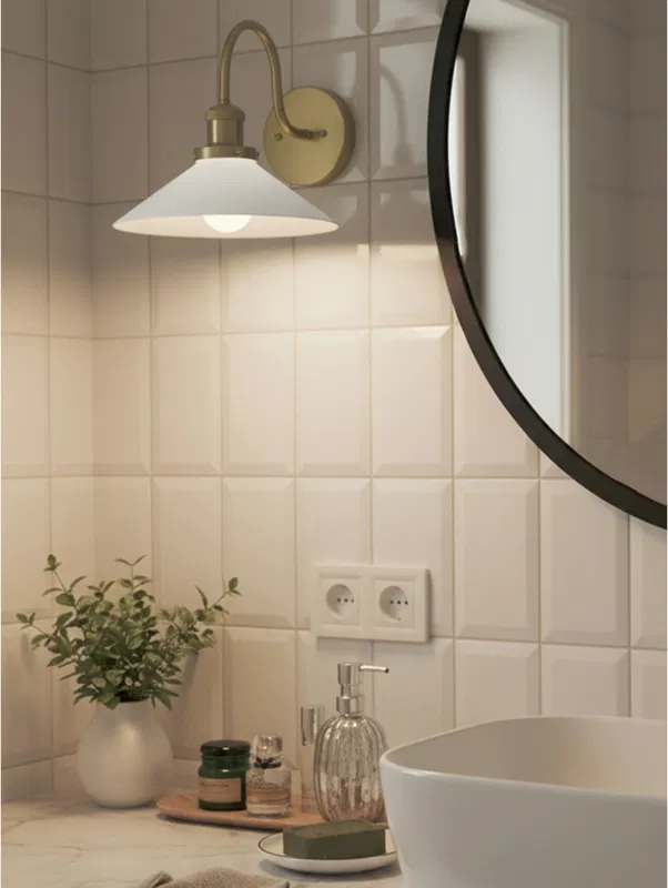 August Vägglampa IP23 Mässing/Opal