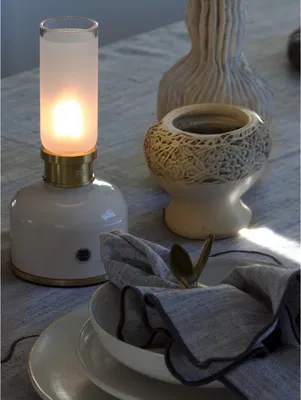 Frida USB Bordslampa Vit