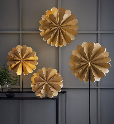 Guldiga julstjärnor formade som blommor