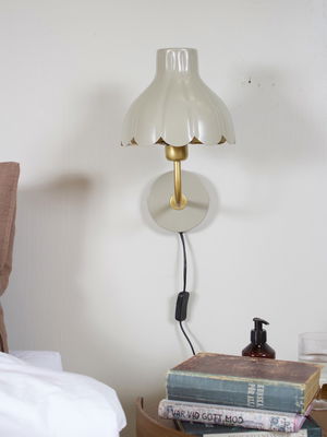 Wells vägglampa beige