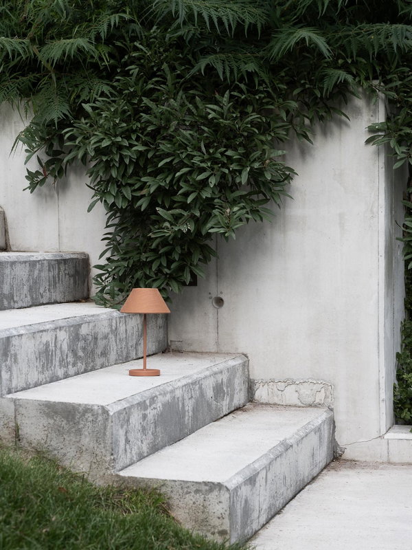 Teya Bordslampa Portabel Terracotta