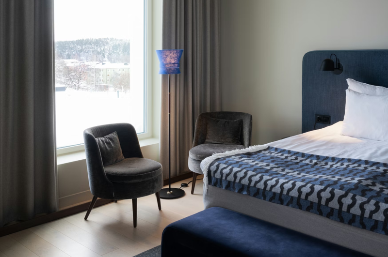 Bow Golvlampa Liten Svart/Midnattsblå