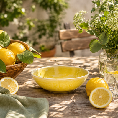 Lemon skål på en solig uteplats